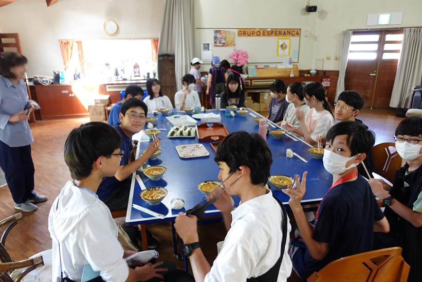 07仕込み終了後の昼食は炊出しと同じ