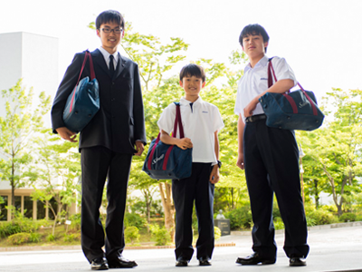 バッグを持った3人の制服写真